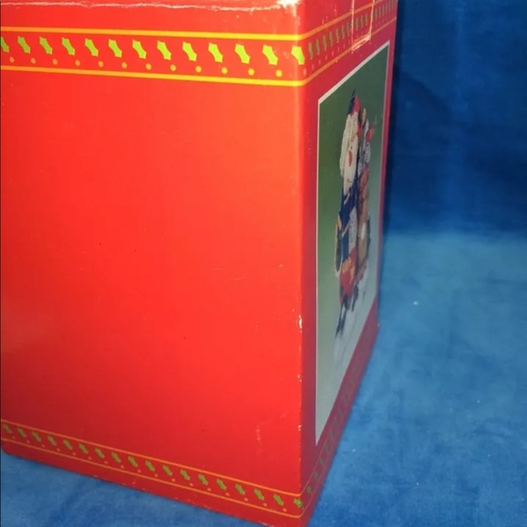 ⭐️🌸All Star Snowman Football Player Resin Figurine - Picture 11 of 11